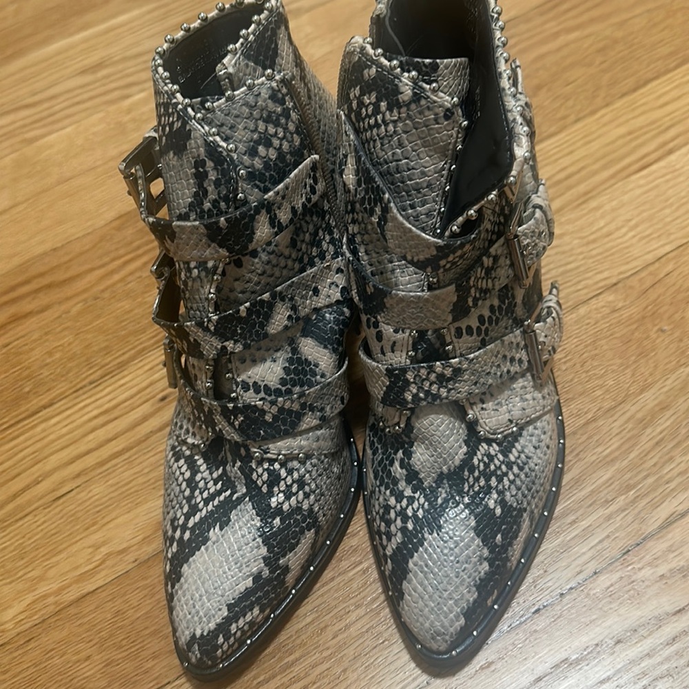 Sneak print booties